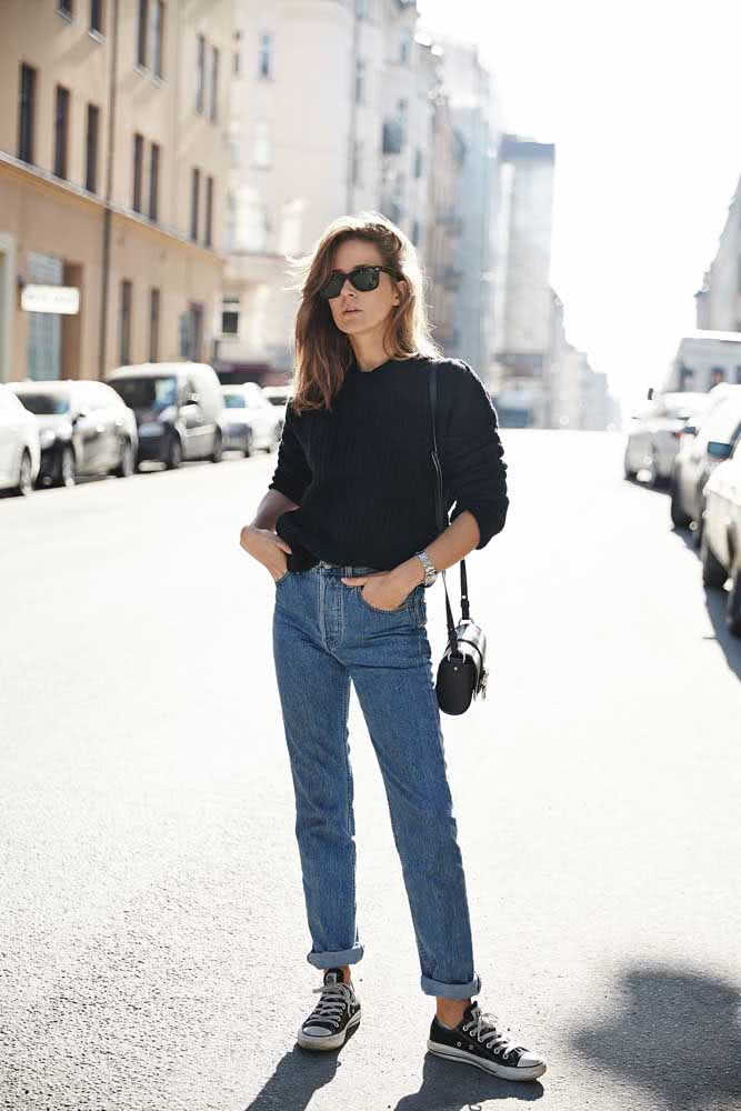 Mom jeans, suéter preto e all star: um look casual com muito conforto