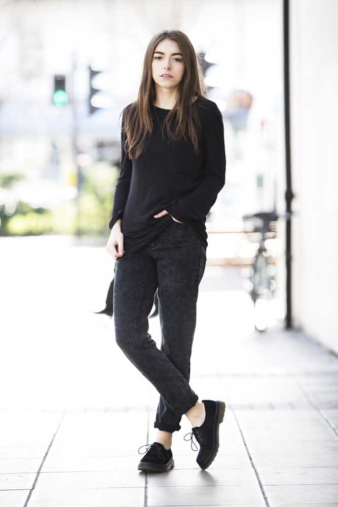 E que tal este visual all black com blusa de manga longa e oxford com sola tratorada?