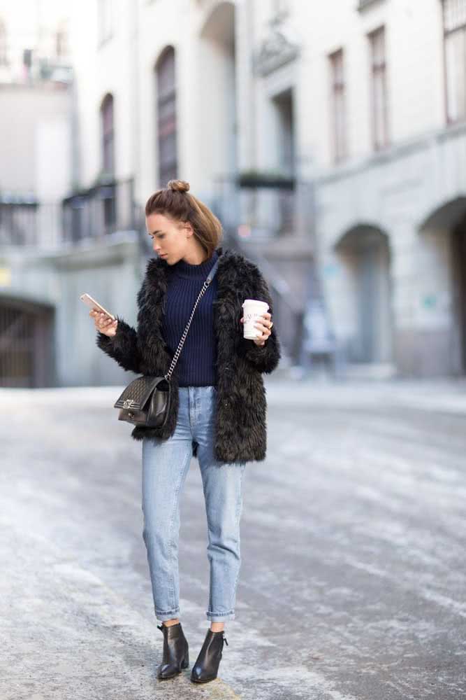 Look fashionista perfeito para o inverno com mom jeans, bota de cano curto e casaco faux fur.
