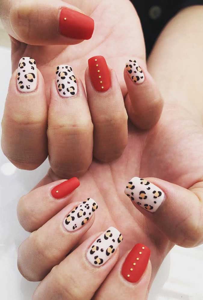 Para um visual mais sexy, combine as unhas de oncinha com esmalte vermelho