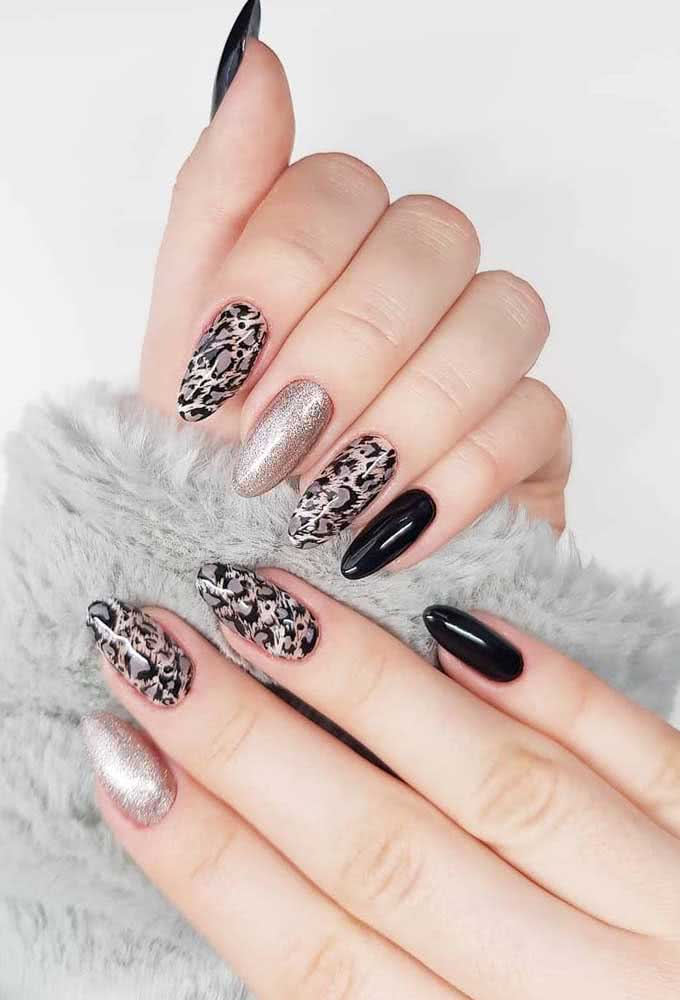 Unhas de oncinha em preto e branco