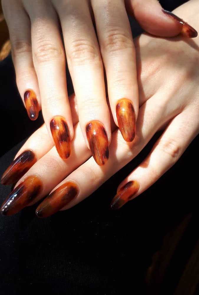 Unhas decoradas de oncinha com efeito translúcido 