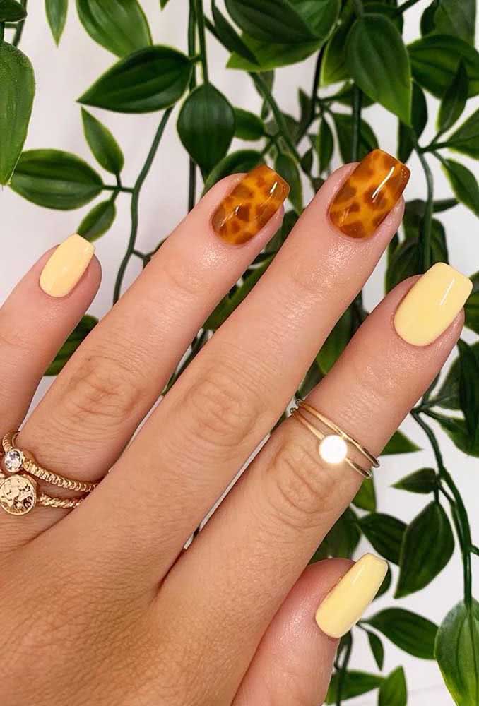 Unhas amarelas combinadas com unhas de oncinha