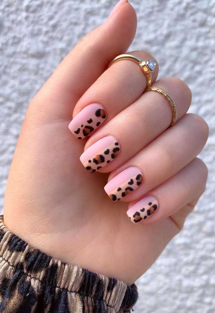 Unhas decoradas de oncinha rosa e pegando só a metade das unhas