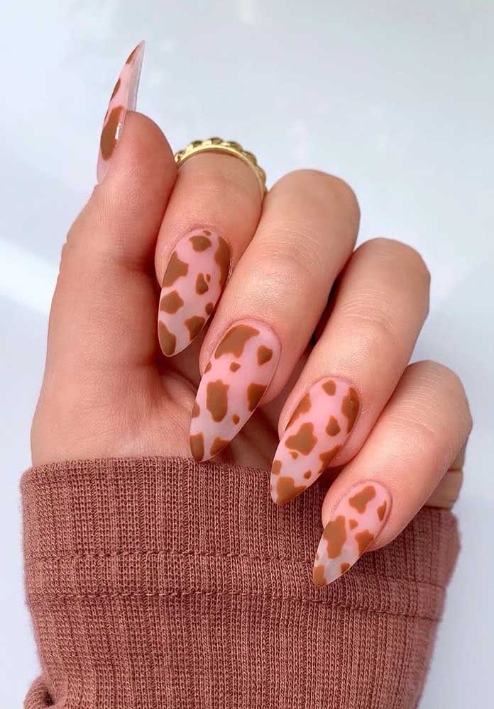 O que acha dessa combinação: unhas de oncinha rosa com manchas marrons