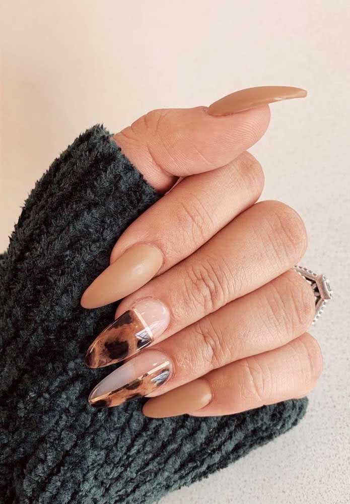 Para não passar despercebida: unhas stiletto de oncinha