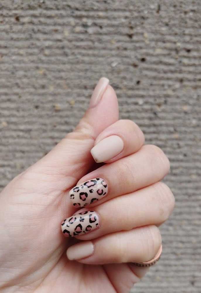 Para as mais discretas, unhas de oncinha de fundo rosa claro com manchas marrons