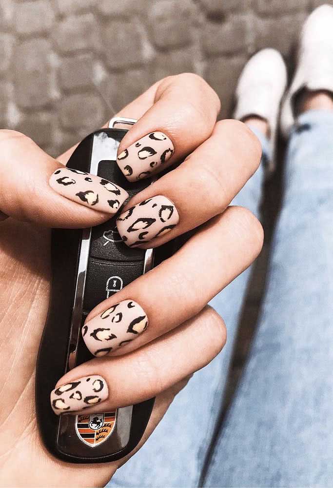 Quanto mais irregular as manchas, mais realista ficam as unhas de oncinha