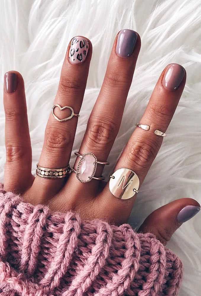 Aqui, a unha de oncinha rosa combina com as unhas lilás