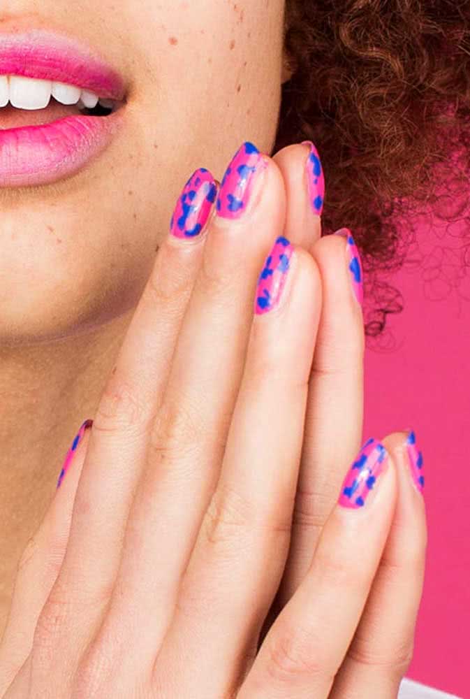 Para um look descontraído, invista em unhas de oncinha rosa e azul