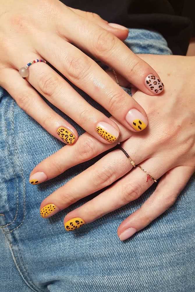 Unhas decoradas de oncinha amarela: repare que cada unha traz uma estampa diferente