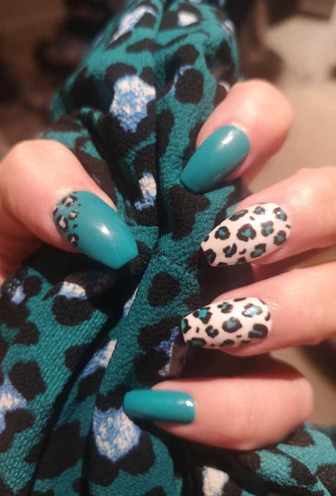 Unhas decoradas de oncinha azul. Repare que aqui a cor do fundo inverte em algumas unhas