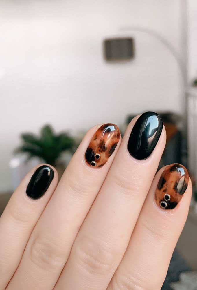 Unhas de oncinha clássica e unhas pretas brilhantes. Um luxo só