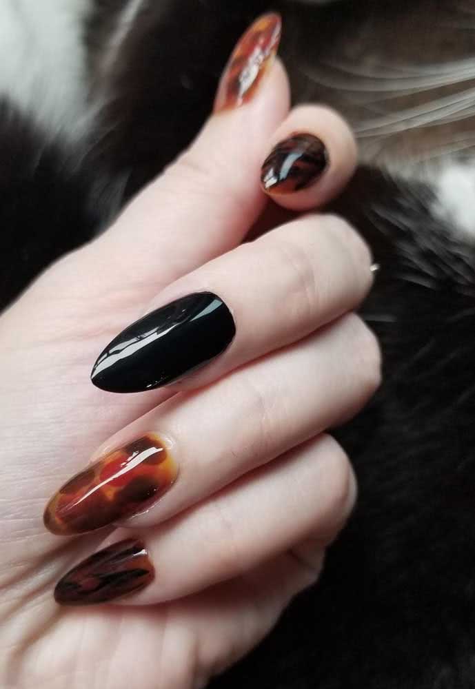 O esmalte preto completa como nenhum outro a unha de oncinha