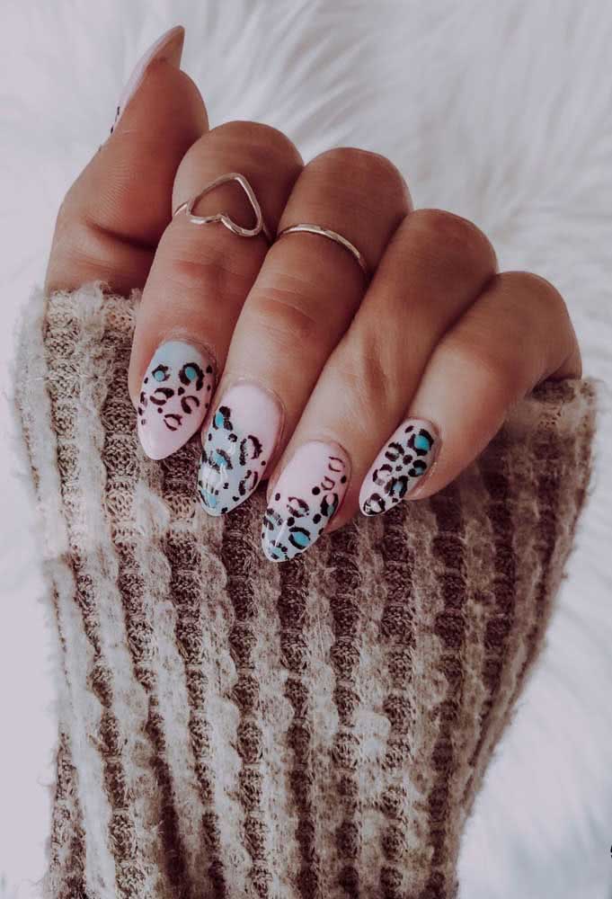 Unhas de oncinha com manchas coloridas em dois tons: azul e rosa