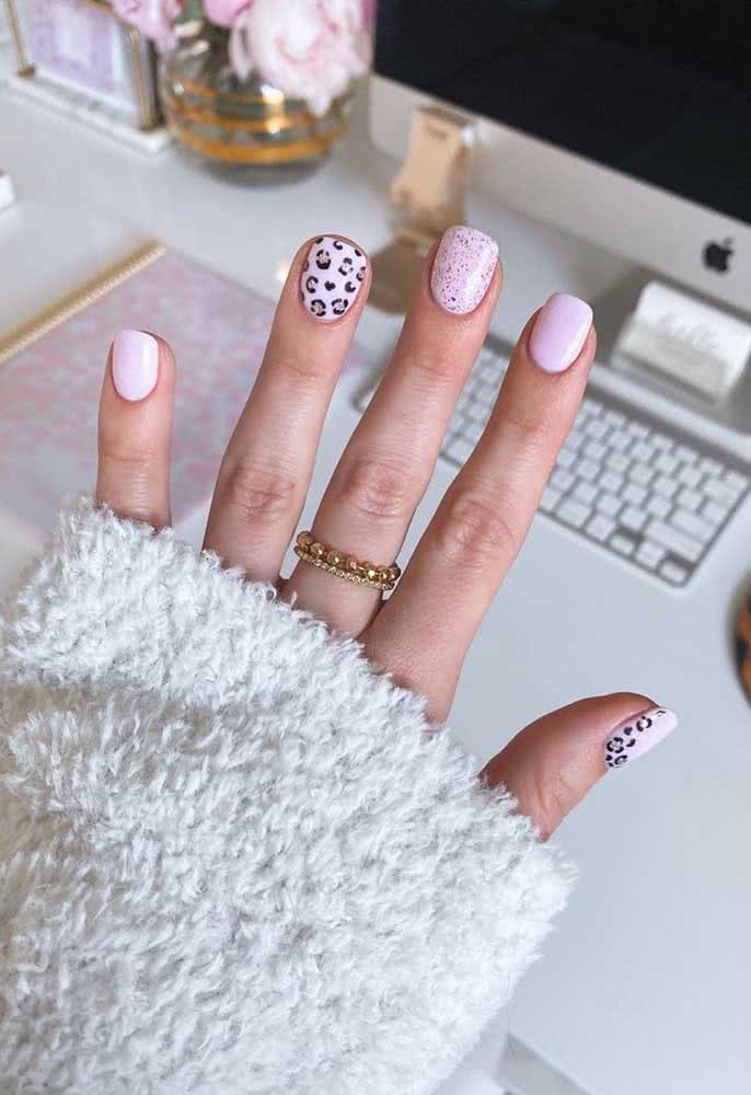 Unhas de oncinha com fundo branco e manchas rosa