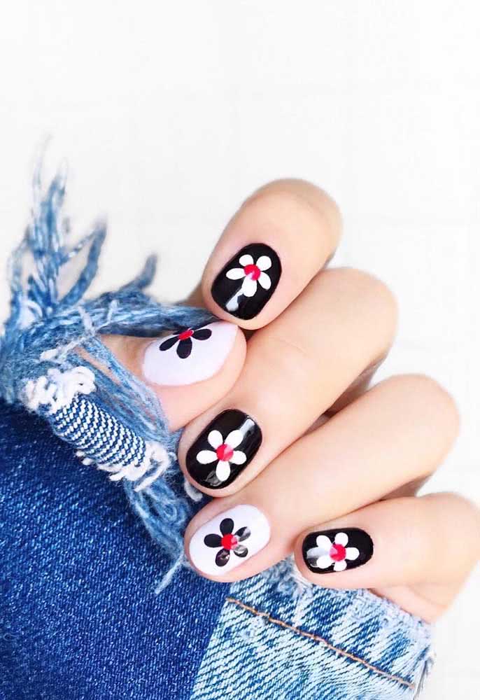 Não podia faltar: unhas em preto e branco com flores de miolo vermelho