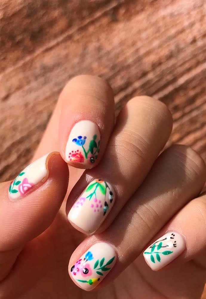 Unhas decoradas com flores coloridas. Uma linda opção para o dia a dia