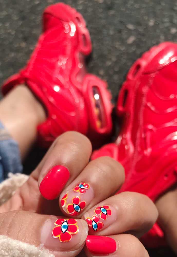 Unhas decoradas com flores vermelhas, a cor da paixão