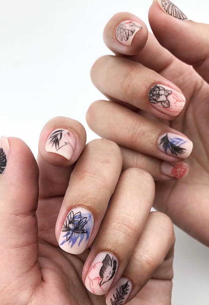 Não são apenas flores, são silhuetas humanas envolvidas em flores! Essa nail art é para arrasar no look