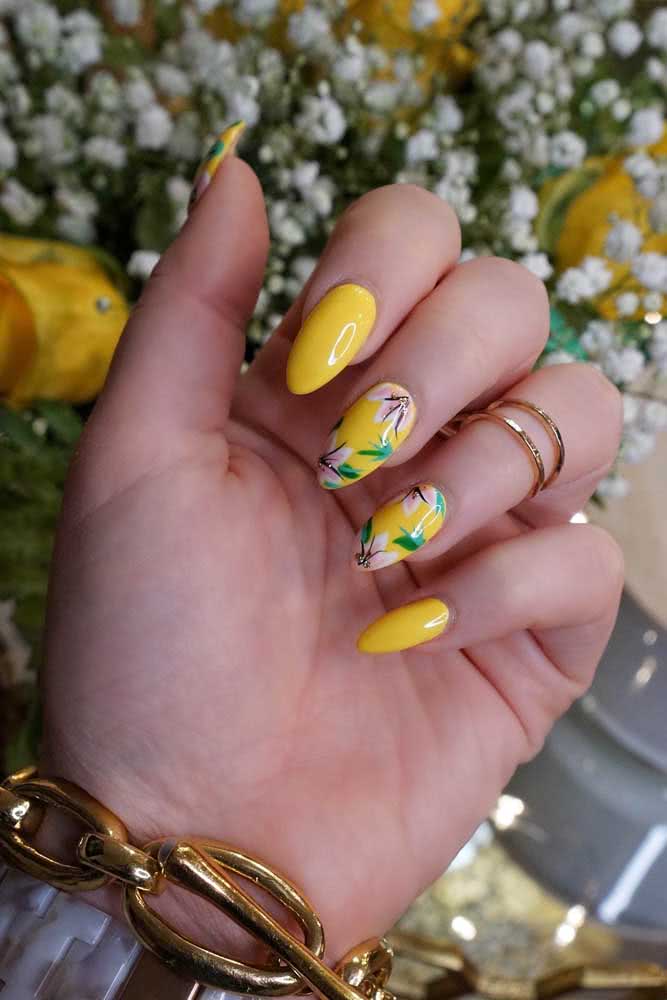 Unhas stilleto decoradas com flores. Uma inspiração colorida e tropical, perfeita para o verão