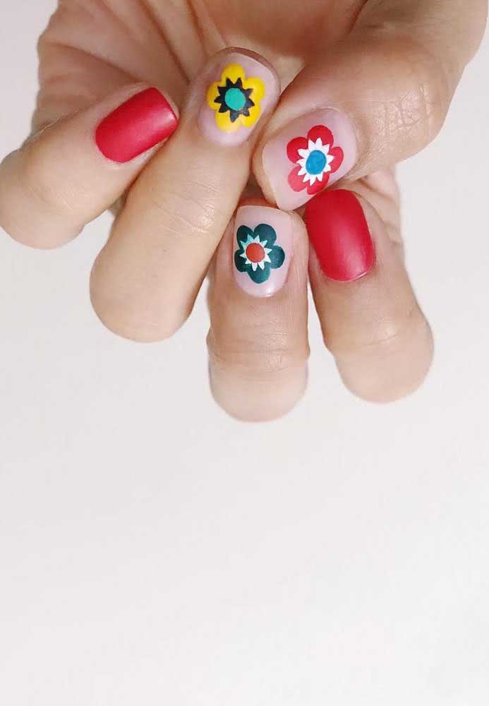 Unhas decoradas com flores mexicanas: a nail art perfeita para quem deseja marcar presença