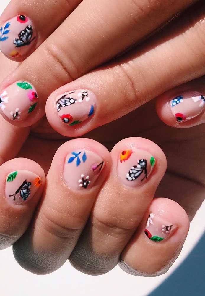 Unhas curtas? Sem problemas! As flores cabem nelas também