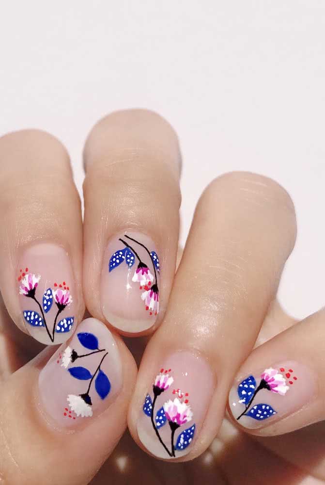 O esmalte nude é a melhor opção para quem deseja unhas decoradas com flores discretas