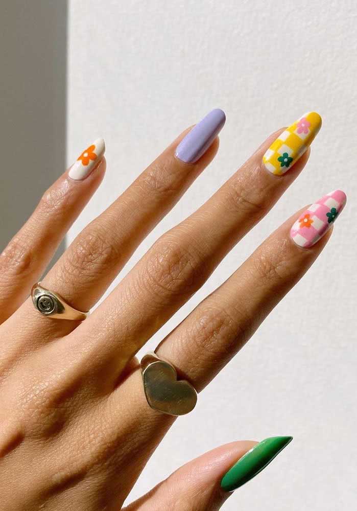 Escolha suas cores e se divirta com os esmaltes e as flores