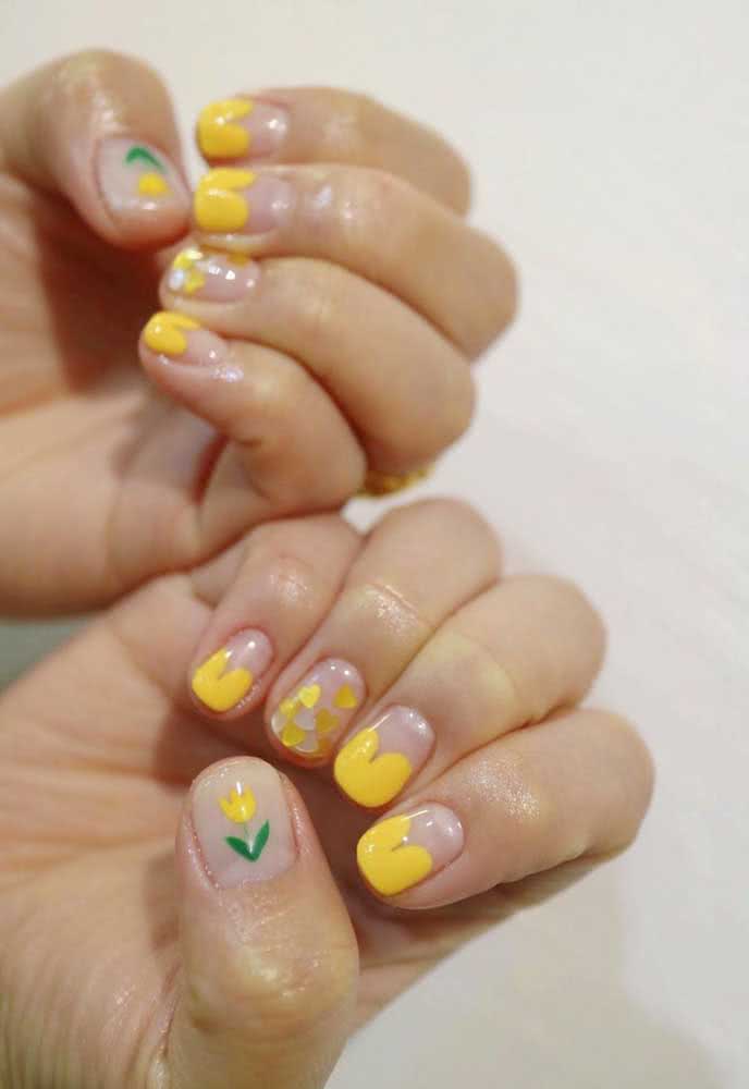 Unhas decoradas com flores e francesinha: um clássico