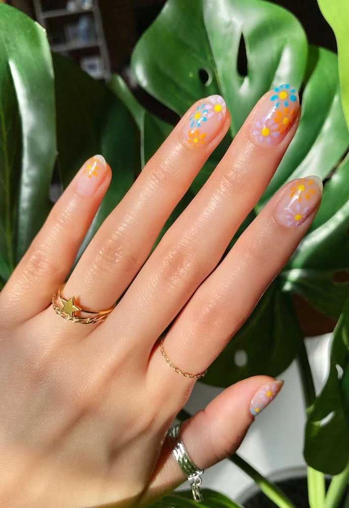 Unhas decoradas com flores simples para não ter desculpas 