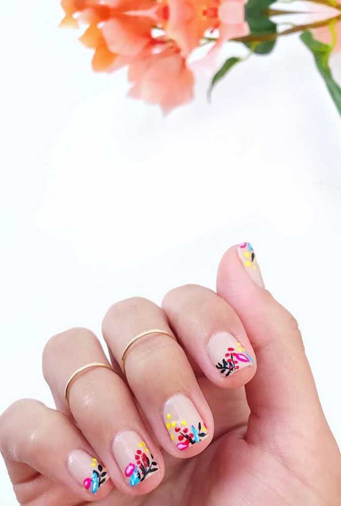 Unhas decoradas com flores em estilo francesinha: delicada, romântica e elegante