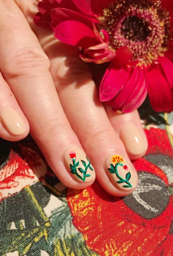 E o que acha de flores estilizadas e super originais? Para garantir o destaque aposte em um esmalte nude