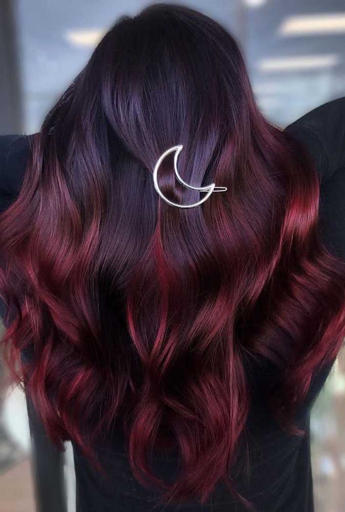 Cabelo marsala comprido com degrade de tons indo do mais escuro para o mais claro na raiz