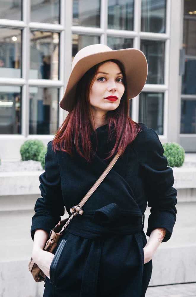 O cabelo marsala garante um visual ousado e ainda assim discreto e elegante