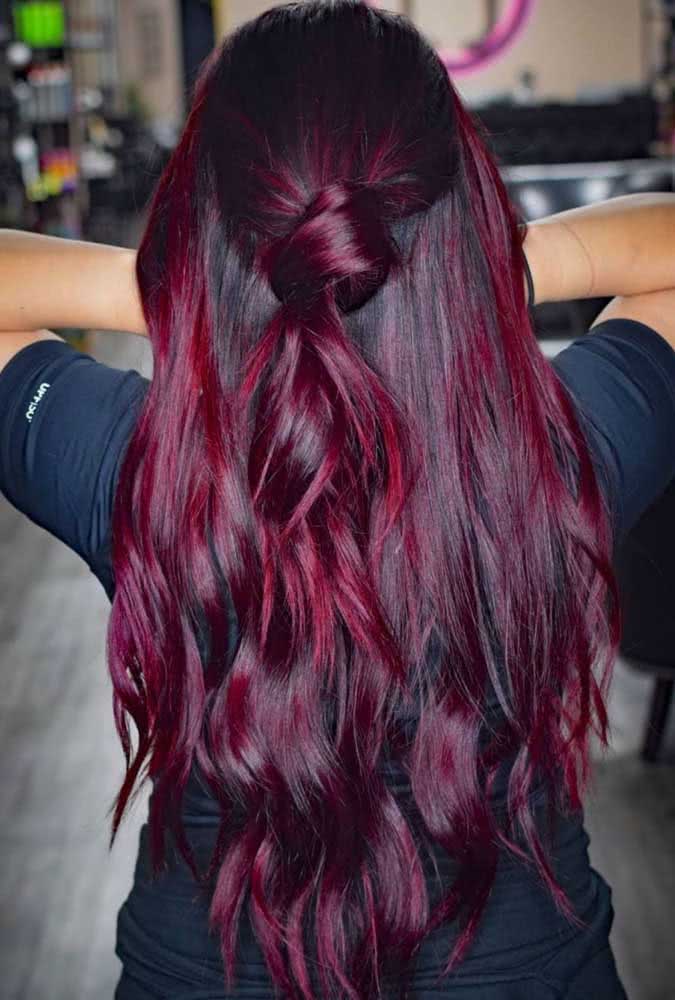 Uma linda inspiração de cabelo marsala vinho. Repare como a cor fica mais em evidência quando exposta a luz natural