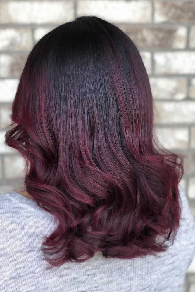 Cabelo marsala em tom fechado e escuro de vermelho. A coloração ideal para quem tem pele clara