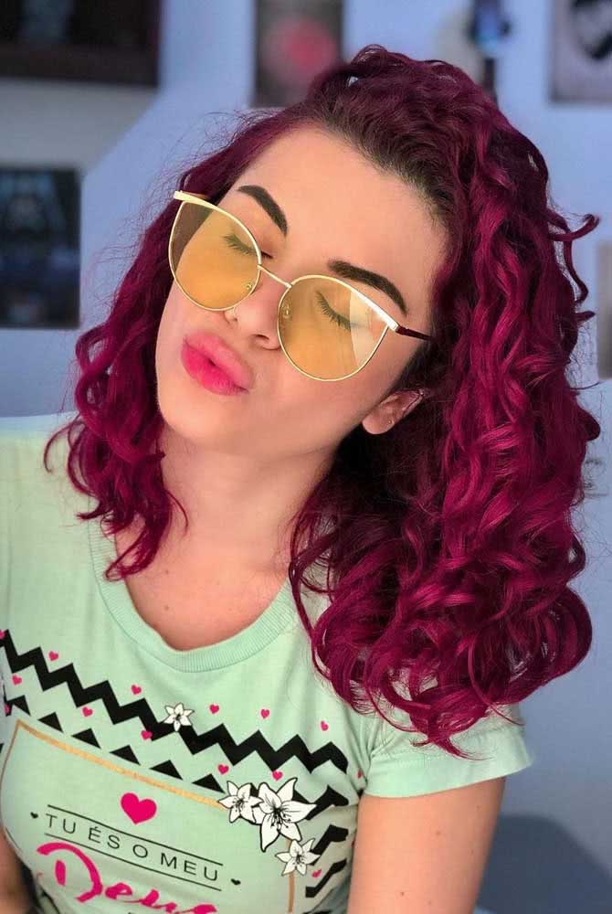 Cabelo marsala cacheado. Uma das colorações que menos agride os fios