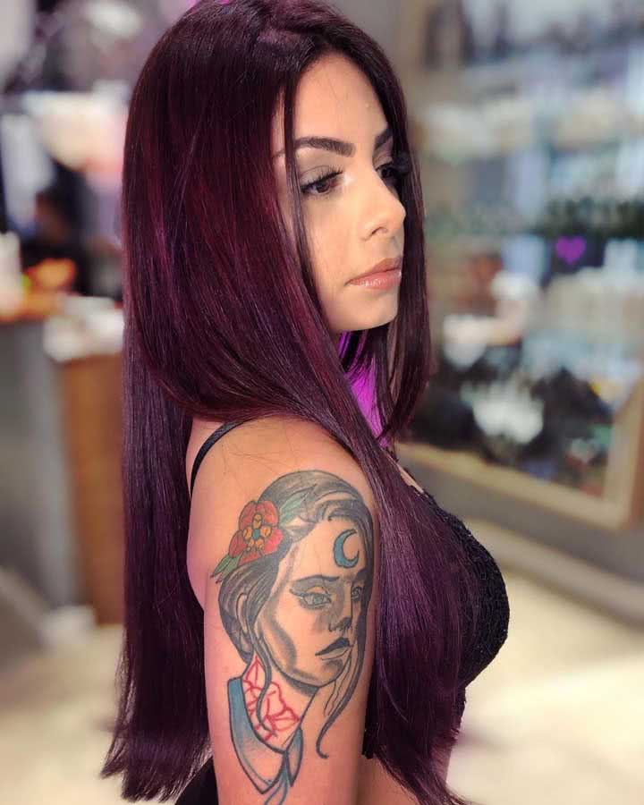 Cabelo marsala roxo: uma ótima opção para quem tem pele clara e olhos castanhos