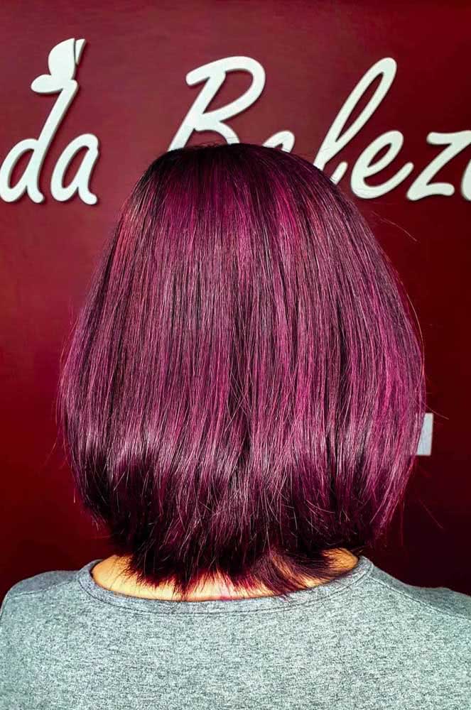 Cabelo marsala curto e avermelhado para provar toda a versatilidade do tom