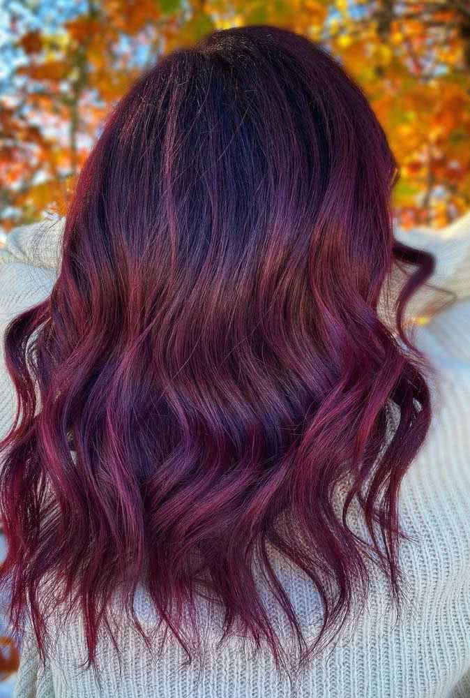 Cabelo marsala médio e ondulado: perfeito em qualquer comprimento