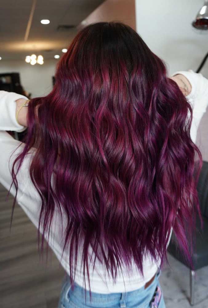 Cabelo marsala é quase um ruivo, mas com um toque arroxeado