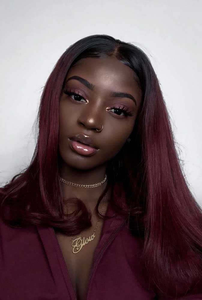 Pele negra com cabelo marsala: uma ótima opção de coloração para peles negras 