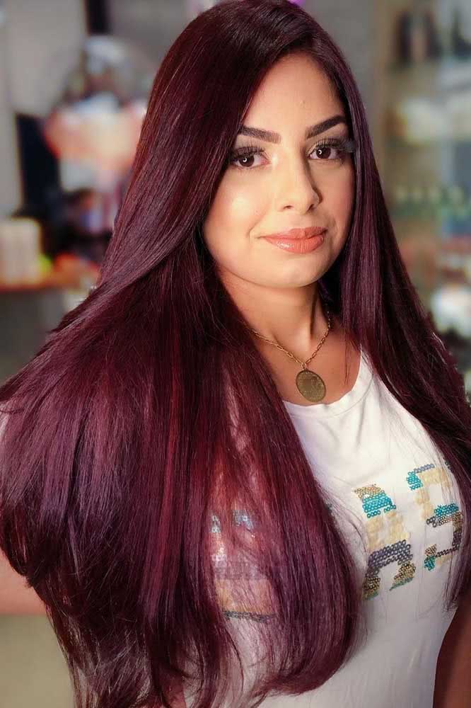 O cabelo marsala longo é um show a parte no visual