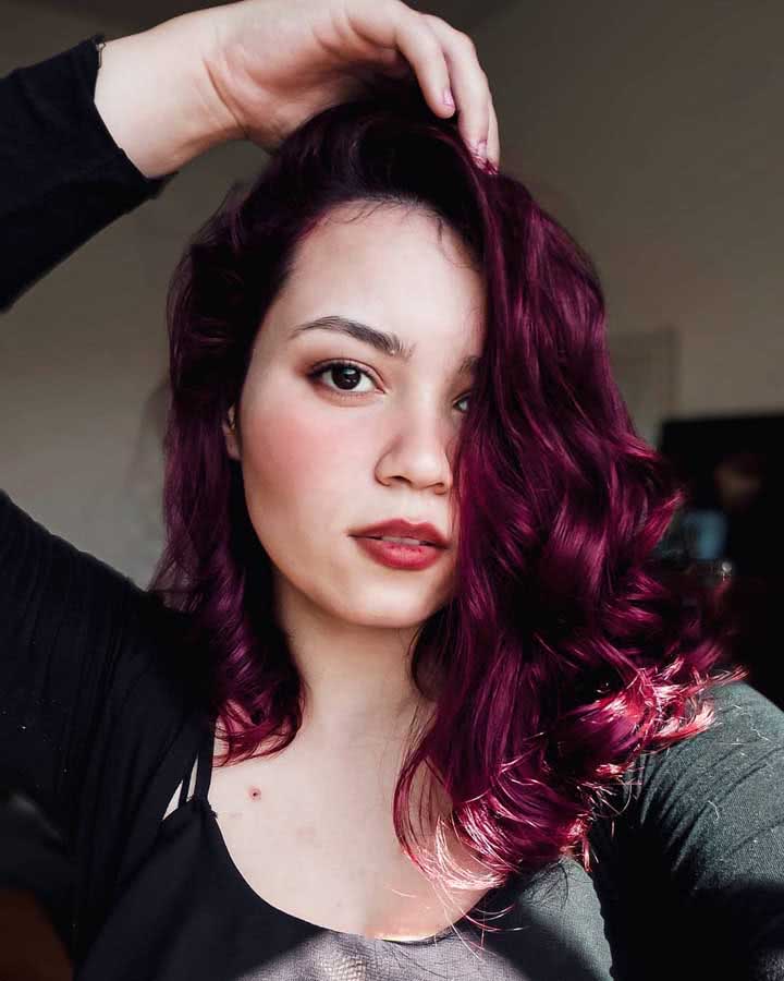 Cabelo marsala vinho fica perfeito em morenas de olhos castanhos