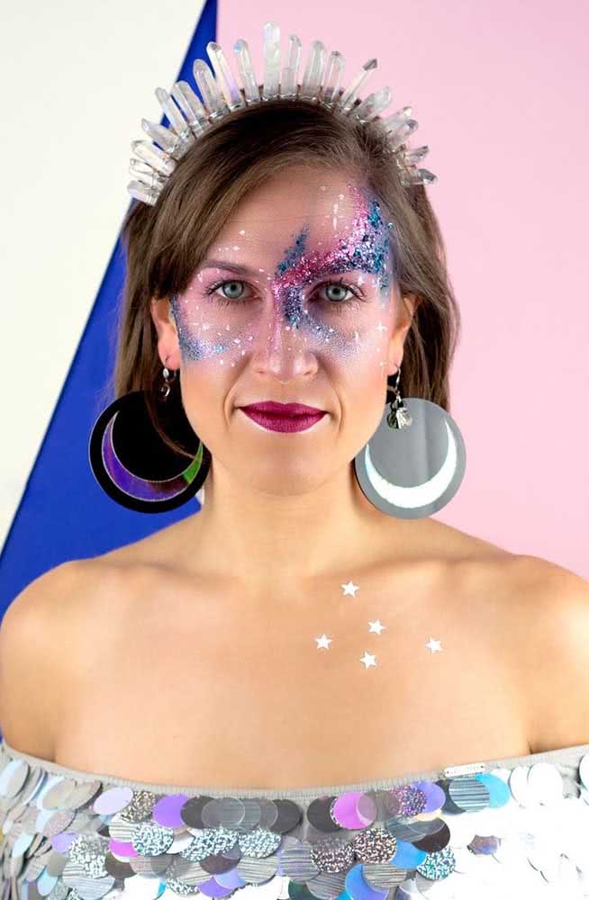 Maquiagem para carnaval com glitter em tons de azul e rosa