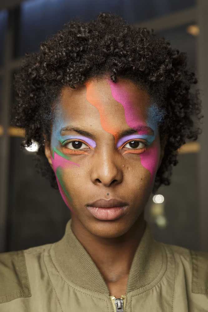 Maquiagem colorida e criativa para os homens entraram no ritmo do carnaval