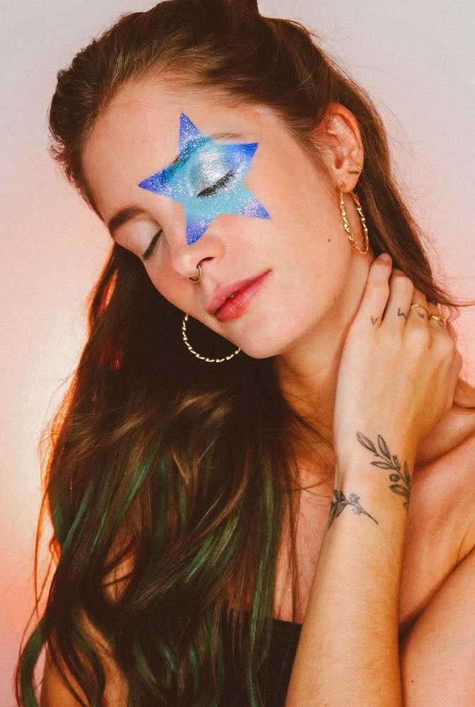 E por falar em estrelas, essa maquiagem de carnaval é digna de uma pop star