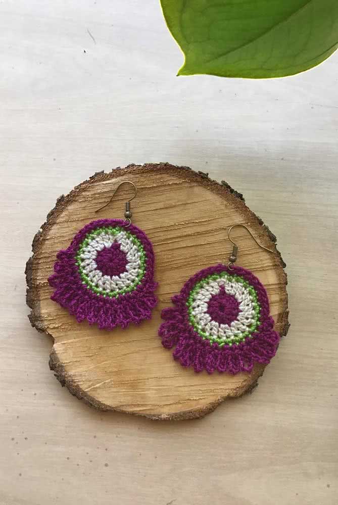 Brinco de crochê roxo, branco e verde para quem gosta de cores