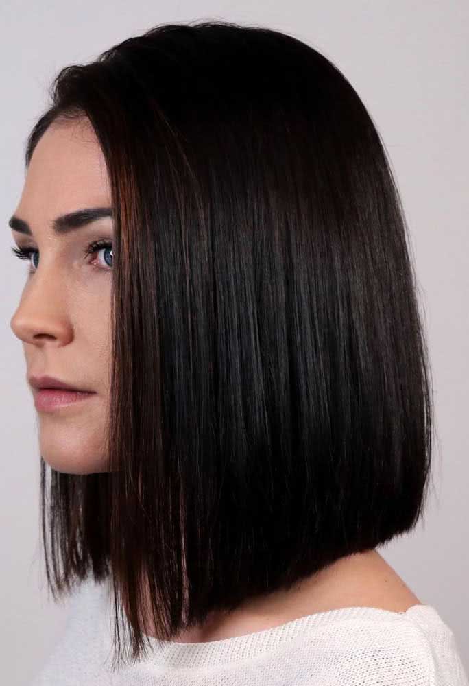 Para as donas de madeixas lisas, uma boa opção de corte é o long bob médio com pontas mais simétricas 